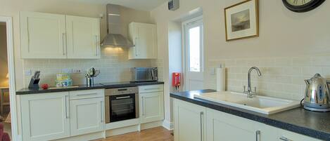 食器洗い機、ハイチェア、冷凍庫