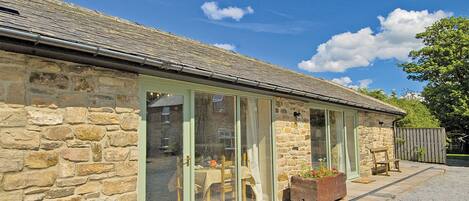 تناول الطعام بالخارج