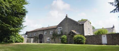 المنشأة من الخارج