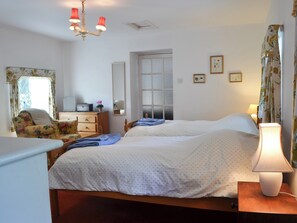 3 bedrooms, iron/ironing board, free WiFi, bed sheets