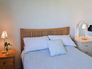 3 bedrooms, free WiFi, bed sheets - 3 bedroom accommodation in Church Bay, Anglesey (Church Bay, Anglesey)