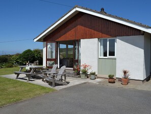 Outdoor dining - 3 bedroom accommodation in Church Bay, Anglesey (Church Bay, Anglesey)