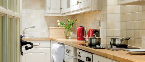 洗碗機、高腳椅、冰箱