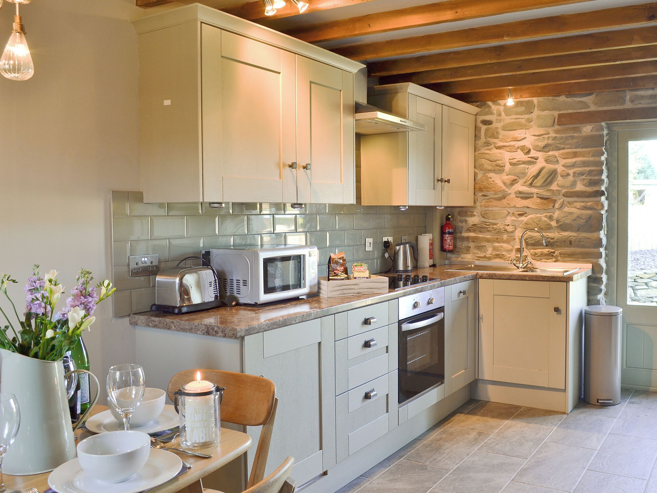 Lavavajillas, trona infantil y utensilios de cocina