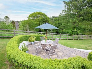 Outdoor dining - A spacious bungalow for four overlooking a wooded valley with its own garden. (Polgooth, St Austell)