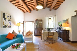 In-room dining - Private pool, walking distance to town, A/C, Wifi, Villa in exclusive (Fabro)