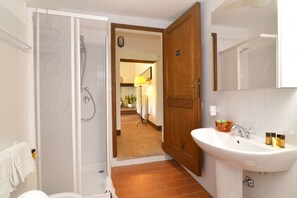 Combined shower/tub, hair dryer, bidet, towels - Private pool, walking distance to town, A/C, Wifi, Villa in exclusive (Fabro)