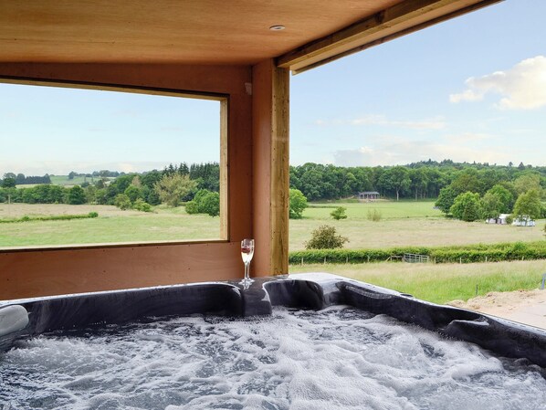Outdoor spa tub - 2 bedroom accommodation in Pen-y-Bont, near Llandrindod Wells (Pen-y-Bont, near Llandrindod Wells)