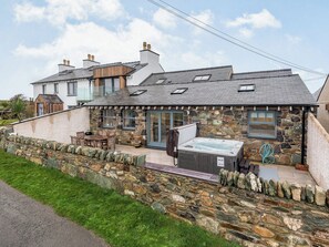 Outdoor dining - 3 bedroom accommodation in Penrhos Feilw, near Trearddur Bay (Penrhos Feilw, near Trearddur Bay)