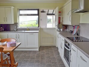 Dishwasher, highchair - 2 bedroom accommodation in Sabden, near Clitheroe (Sabden, near Clitheroe)