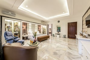 Villa, 6 chambres, non-fumeurs | 6 chambres, coffres-forts dans les chambres, bureau