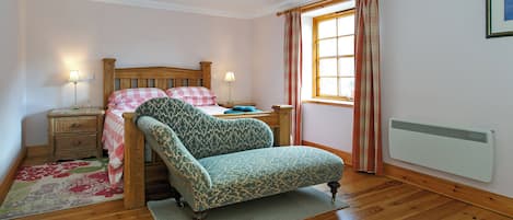 3 bedrooms, WiFi (free), bed sheets