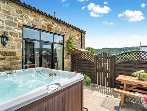 Outdoor dining - 4 bedroom accommodation in Beck Hole, near Goathland (Beck Hole, near Goathland)