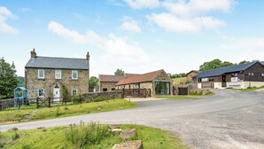 A rural setting with stone buildings, a paved road, and a grassy area. - 4 bedroom accommodation in Beck Hole, near Goathland (Beck Hole, near Goathland)