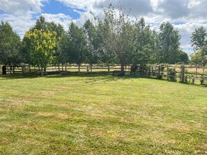 Property grounds - 2 bedroom accommodation in Goose Green, Pulborough (Goose Green, Pulborough)