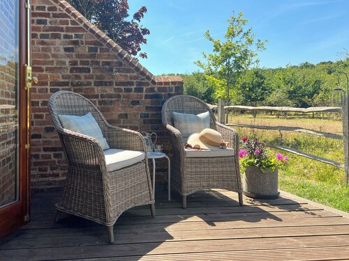 2 bedroom accommodation in Goose Green, Pulborough