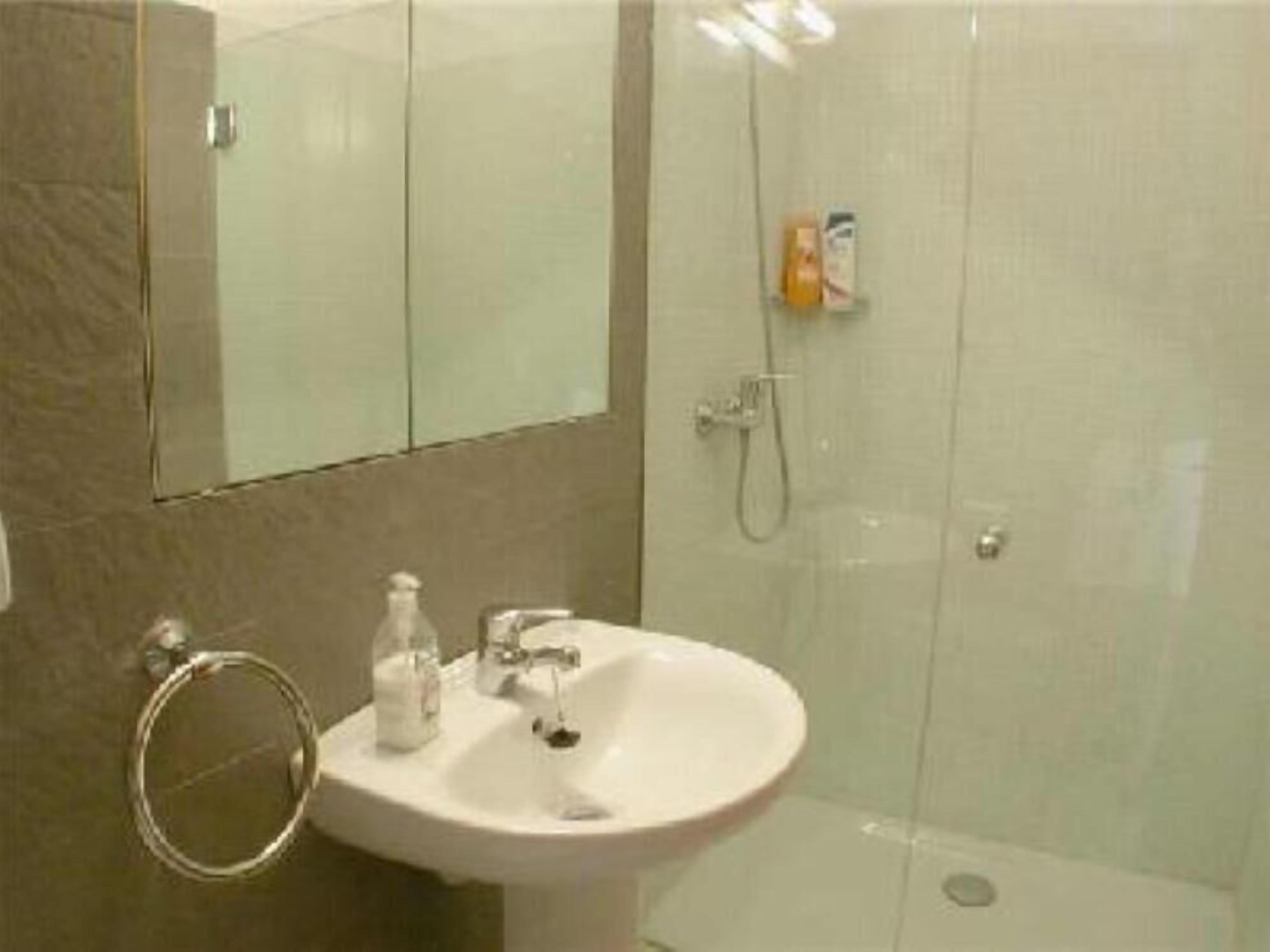 Een douche, een haardroger, handdoeken, toiletpapier
