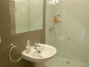 Shower, hair dryer, towels, toilet paper - Accommodation on harbor and beach with mountain views (Sóller)