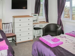 3 bedrooms, free WiFi, bed sheets - 3 bedroom accommodation in Hundred House, near Builth Wells (Hundred House, near Builth Wells)