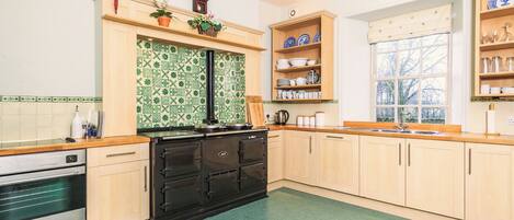 Een vaatwasser, een kinderstoel