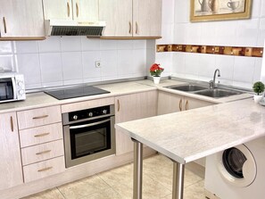 Kühlschrank, Mikrowelle, Ofen, Geschirrspüler