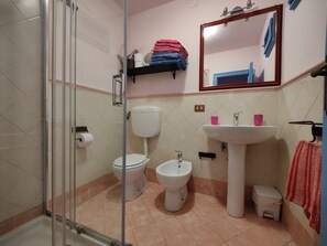 Douche, sèche-cheveux, bidet, serviettes fournies