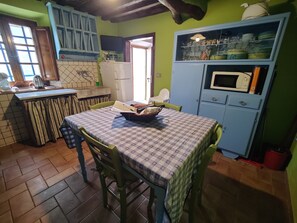Réfrigérateur, four, plaque de cuisson, cafetière/bouilloire