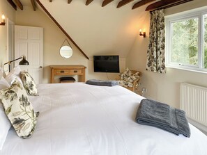3 bedrooms, free WiFi, bed sheets, wheelchair access