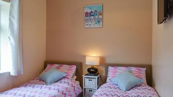 3 bedrooms, WiFi (free), bed sheets