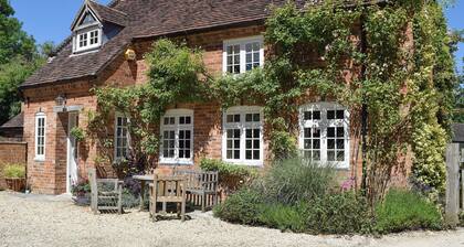 2 bedroom accommodation in Aston Cantlow, near Stratford