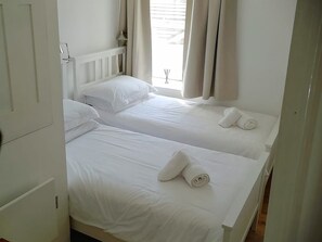 2 室のベッドルーム、WiFi (無料)、ベッドシーツ