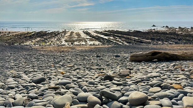 A rocky beach with a clear sky and the ocean in the background. - The Cart House - HNNH (Hartland)