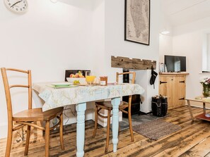Dining - 1 bedroom accommodation in Llandwrog, near Caernarfon (Llandwrog, near Caernarfon)