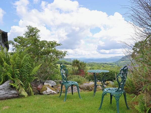 Outdoor dining - 1 bedroom accommodation in near Criccieth (near Criccieth)