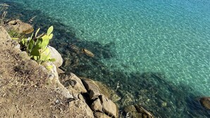 A coastal scene with clear water, boats, and rocky terrain. - Best panoramic apartment - Fetovaia, Elba <br> apartment with a view in Fetovaia (Fetovaia)