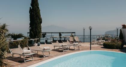 VillaBiancaSorrento-Sea View-Private Pool-Heated Jacuzzi-Gym-Private Car Park
