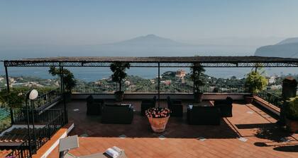 VillaBiancaSorrento-Sea View-Private Pool-Heated Jacuzzi-Gym-Private Car Park