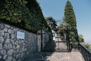 A stone wall with a sign reading "Villa Bianca" and a wrought iron gate. - VillaBiancaSorrento-Sea View-Private Pool-Heated Jacuzzi-Gym-Private Car Park (Sorrento)