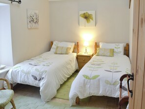 2 bedrooms, free WiFi, bed sheets - Single storey barn conversion just a mile from a sandy beach. (Criccieth)