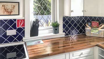 Chaise haute, batterie de cuisine, vaisselle et ustensiles