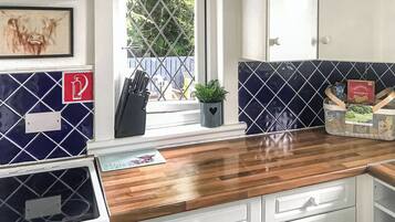 Højstol, køkkentøj/tallerkener/redskaber