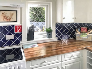 High chair, cookware/dishes/utensils - 2 bedroom accommodation in Lanark (Lanark)