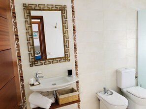 Banyera, assecador de cabells, bidet i tovalloles