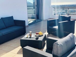 Unclassified image, 2 of 42, button