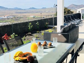 Unclassified image, 5 of 42, button