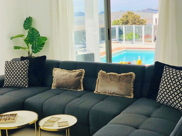 Unclassified image, 1 of 42, button