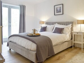 3 bedrooms, bed sheets