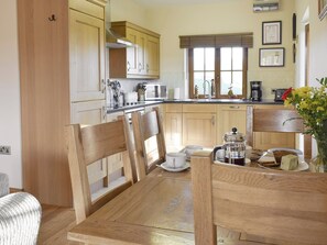 Dining - 2 bedroom accommodation in Mydroilyn, near Aberaeron (Mydroilyn, near Aberaeron)