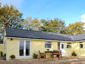 Outdoor dining - Brynllin Holiday Cottages - Dildre (Bwlch-Llan, near Aberaeron)
