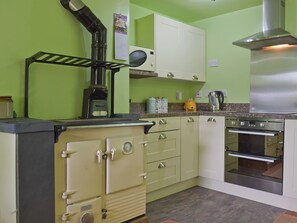 Chaise haute, batterie de cuisine, vaisselle et ustensiles